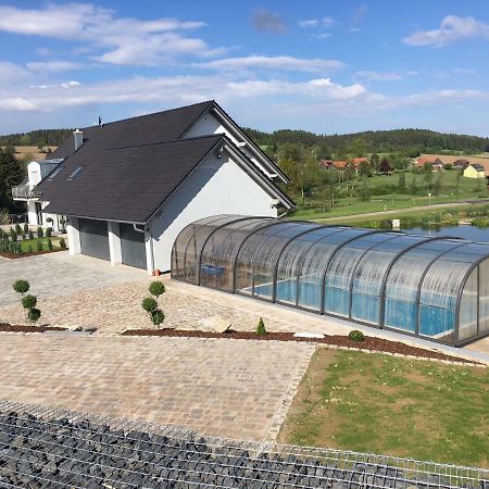 Landhaus Ferienwohnungen Mit Pool Und Wellness Neukirchen-Balbini Exteriér fotografie