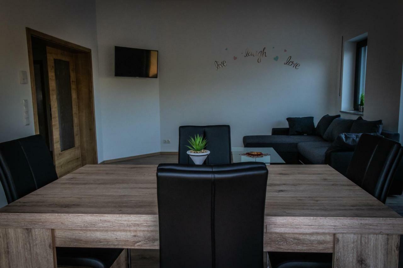 Landhaus Ferienwohnungen Mit Pool Und Wellness Neukirchen-Balbini Exteriér fotografie