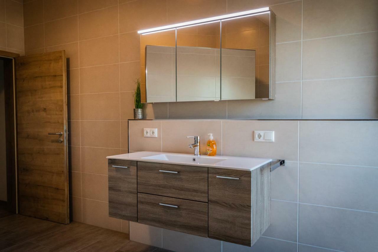 Landhaus Ferienwohnungen Mit Pool Und Wellness Neukirchen-Balbini Exteriér fotografie