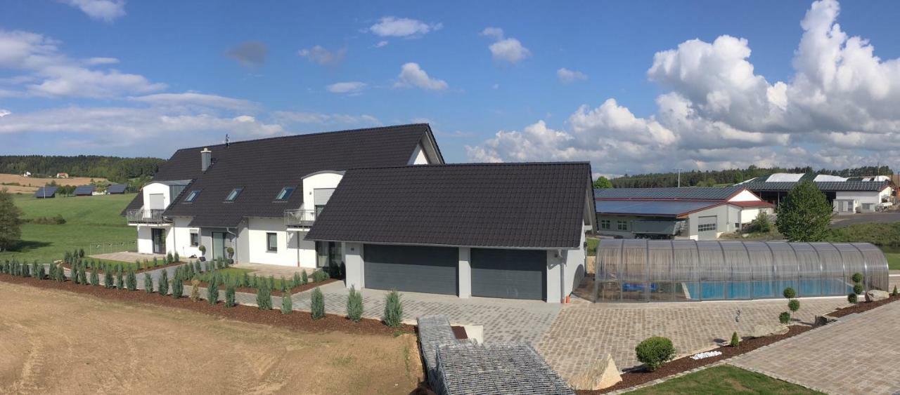 Landhaus Ferienwohnungen Mit Pool Und Wellness Neukirchen-Balbini Exteriér fotografie