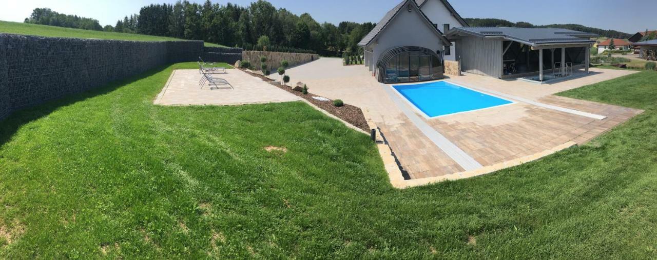 Landhaus Ferienwohnungen Mit Pool Und Wellness Neukirchen-Balbini Exteriér fotografie