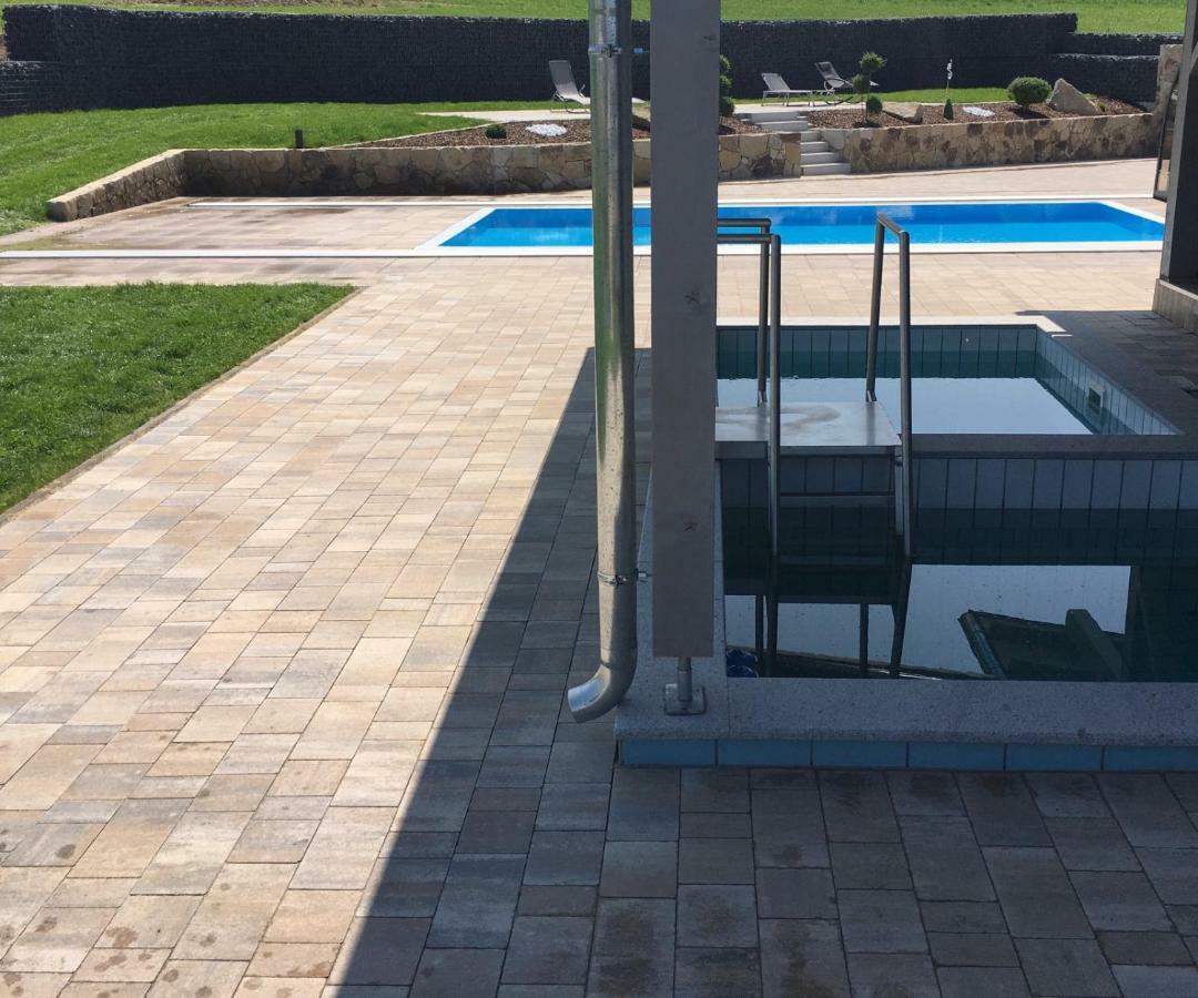 Landhaus Ferienwohnungen Mit Pool Und Wellness Neukirchen-Balbini Exteriér fotografie