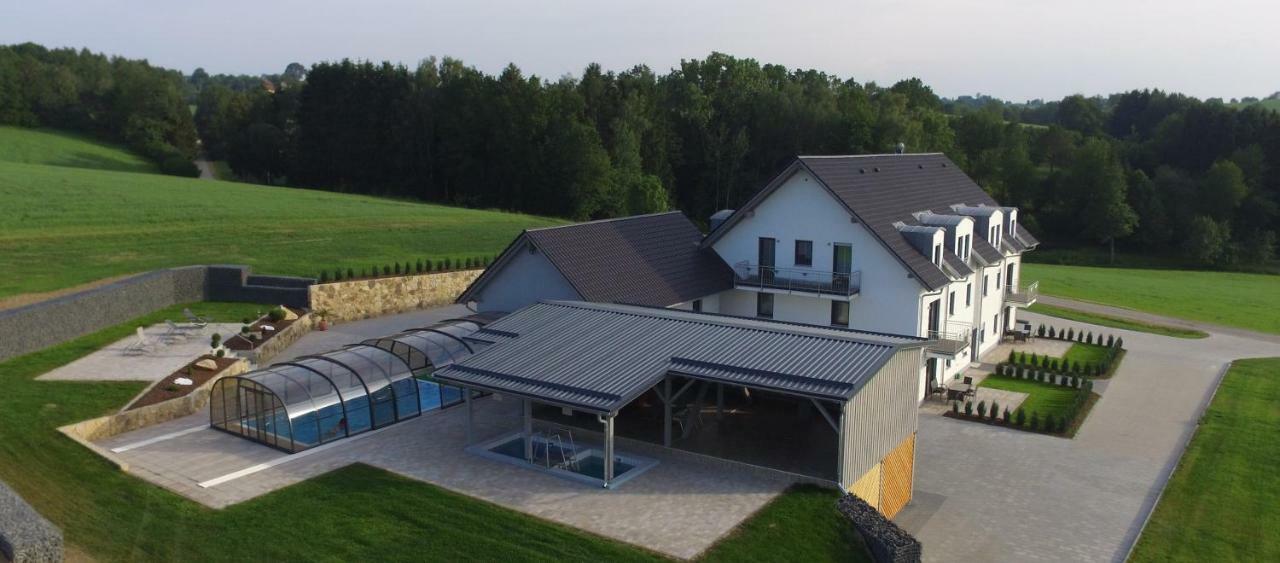 Landhaus Ferienwohnungen Mit Pool Und Wellness Neukirchen-Balbini Exteriér fotografie